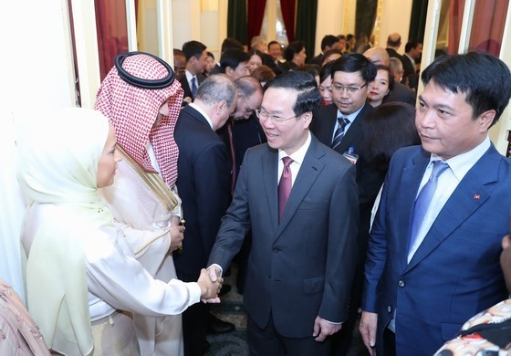 State President Vo Van Thuong meets international delegates at the ceremony. (Photo: SGGP)