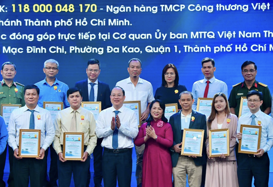 Vice Secretary of the HCMC Party Committee Nguyen Ho Hai and Chairwoman of the Vietnam Fatherland Front (VFF) of HCMC Tran Kim Yen receive donations from organizations and individuals in the program held in 2022. (Photo: SGGP)