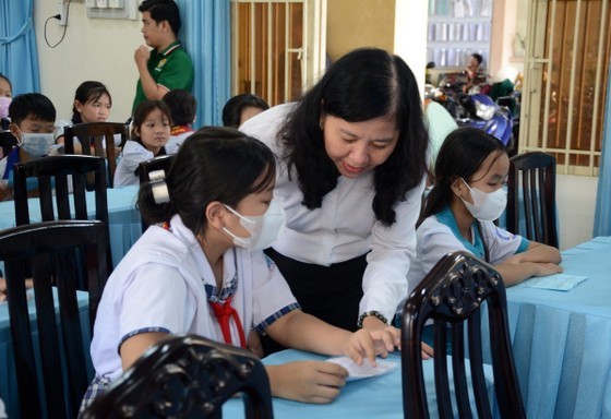 The scholarship aims to encourage students to overcome challenges to go to school. (Photo: SGGP)