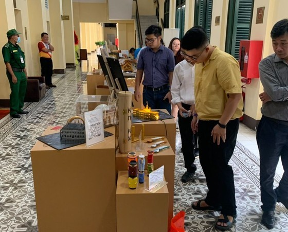 Visitors enjoy souvenirs at a gift shop in the municipal government's office. (Photo: SGGP)