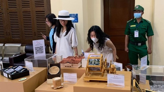 Visitors enjoy souvenirs at a gift shop in the municipal government's office. (Photo: SGGP)