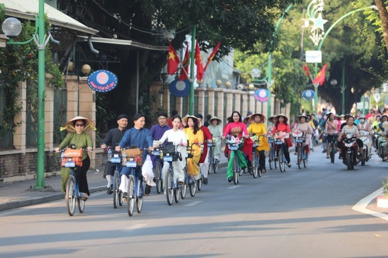 The delegation of bikers passed through Hanoi’s popular attractions and main streets in the city. (Photo: SGGP)