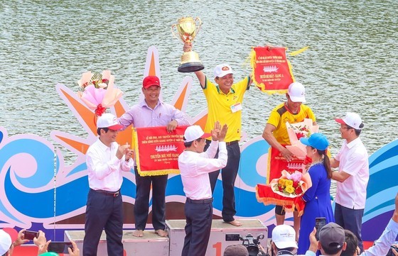 The first prize in the men's category goes to Tan Thuy Commune. (Photo: SGGP)