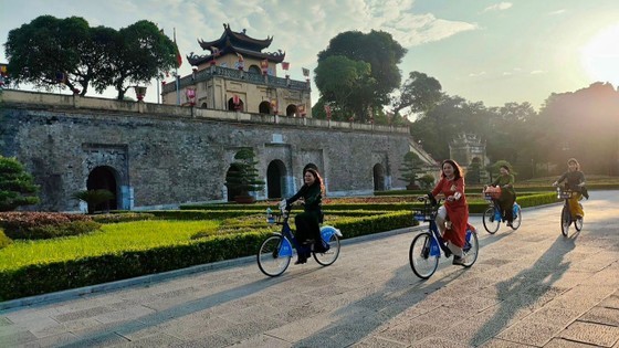 More than 100 people wearing Vietnamese traditional Ao Dai rode bicycles on main streets in the city capital of Hanoi on September 1 marking the 78th National Day (September 2). (Photo: SGGP)