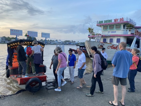 Foreign visitors visit the Cai Rang floating market. (Photo: SGGP)