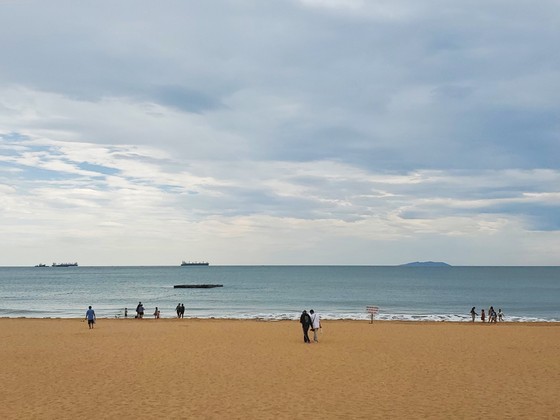 A beach in Quy Nhon City with a few tourists (Photo: SGGP)