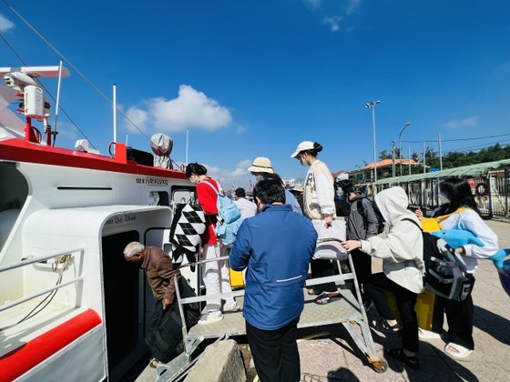 Boats carry tourists to visit Ly Son island. (Photo: SGGP)