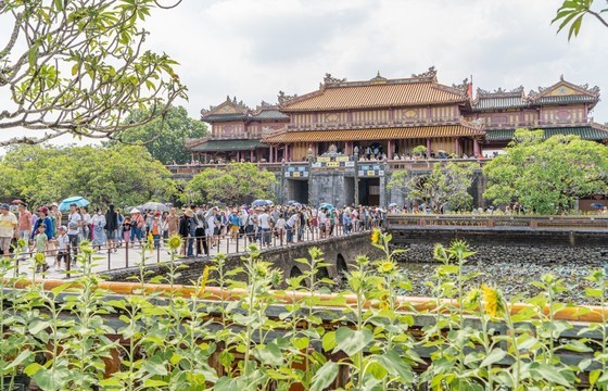 Tourists visit Hue Imperial Citadel. (Photo: SGGP)