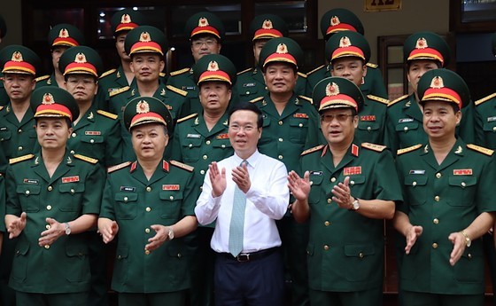 State President Vo Van Thuong and cadres and officers of the Army Corps 15. (Photo: SGGP)