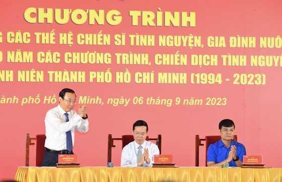 Secretary of the HCMC Party Committee Nguyen Van Nen attends the event. (Photo: SGGP)