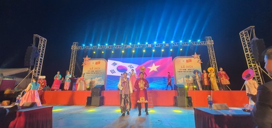 A performance of Korean and Vietnamese traditional costumes at the festival (Photo: SGGP)