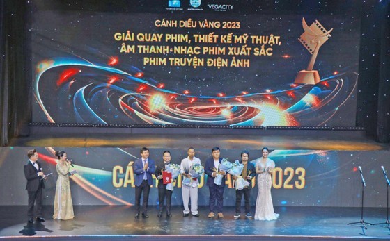 The organization board presents awards, including "Best Cameraman”, “Best Art Designing", “Best Sound” and “Best Screenplay” in the category of featured film. (Photo: SGGP)