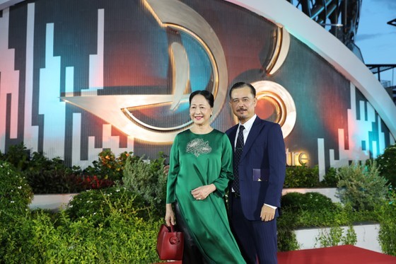 People's Artist Nhu Quynh (L) and actor Vinh Xuong