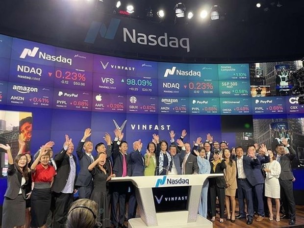 VinFast Auto Ltd rings the bell to officially commence trading of its share on the Nasdaq Global Select Market. (Photo: VNA)