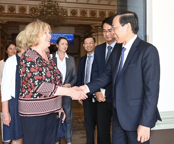 Chairman of the HCMC People’s Committee Phan Van Mai (R) suggests the France-Vietnam Friendship Parliamentarians' Group of the French Senate to connect and introduce French people and businesses to the city to promote investment and trade collaboration. (Photo: SGGP)