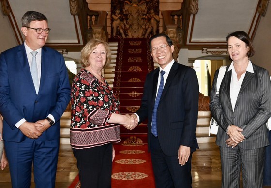 Chairman of the HCMC People’s Committee Phan Van Mai (2nd, R) receives Chairwoman of the France - Vietnam Friendship Parliamentarians' Group of the French Senate on September 11. (Photo: SGGP)