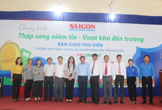The Sai Gon Giai Phong Newspaper coordinates with VP Bank SMBC Finance Company Limited (VPB SMBC FC) to hand over a library to the Ninh Thanh Loi High School in the Mekong Delta province of Bac Lieu on September 11. (Photo: SGGP)