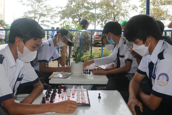 Students play chess at the green space in the new library at the Ninh Thanh Loi High School (Photo: SGGP)