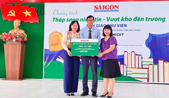 Deputy editor-in-chief of the SGGP Newspaper Bui Thi Hong Suong (L) attends the handover ceremony of the new library to the Doan Van To High School in Cu Lao Dung Town of Soc Trang Province’s Cu Lao Dung District. (Photo: SGGP)