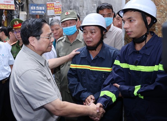 PM Pham Minh Chinh highly appreciated the units and local residents who actively participated in fighting the fire and supported those in the deadly blaze. (Photo: SGGP)