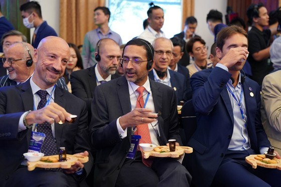 Delegates enjoy a special tea party featuring Vietnamese flavors. (Photo: SGGP)