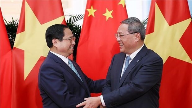 Prime Minister Pham Minh Chinh (L) and Chinese Premier Li Qiang. (Photo: VNA)