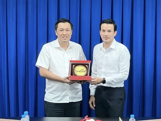 Deputy director of the HCMC Department of Culture and Sports Nguyen Nam Nhan offers a gift to deputy director of the Department of Culture, Sports, and Tourism of Binh Duong Province Cao Van Chong. (Photo: SGGP) Deputy director of the HCMC Department of Culture and Sports Nguyen Nam Nhan offers a gift to deputy director of the Department of Culture, Sports, and Tourism of Binh Duong Province Cao Van Chong. (Photo: SGGP)