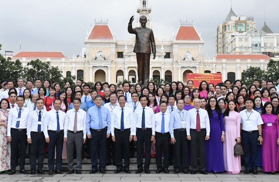 Delegates offer flowers at Ho Chi Minh Statue Park in front of the City Hall in Nguyen Hue walking street in District 1. (Photo: SGGP)