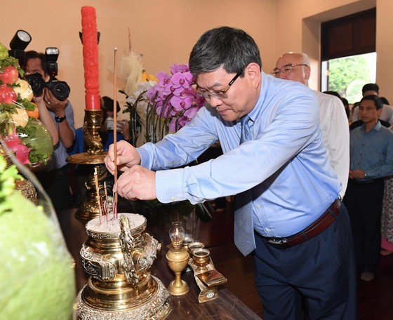 Asst. Prof. Nguyen Duy Bac, Permanent Deputy Director of the Ho Chi Minh National Academy of Politics offers incense to President Ho Chi Minh. (Photo: SGGP)