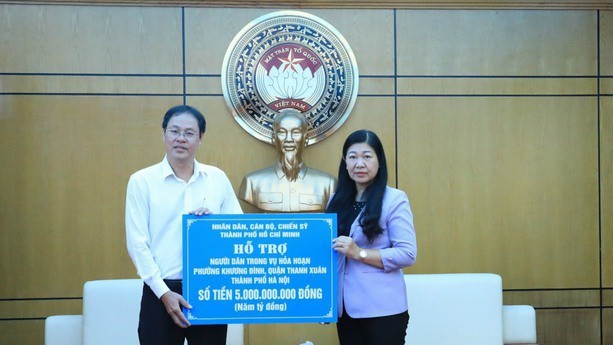 Vice Chairman of the Vietnam Fatherland Front Committee of HCMC Nguyen Thanh Trung hands over VND5 billion (US$206,705) to victims of the tragic fire at an apartment building in the capital city of Hanoi. Vice Chairman of the Vietnam Fatherland Front Committee of HCMC Nguyen Thanh Trung hands over VND5 billion (US$206,705) to victims of the tragic fire at an apartment building in the capital city of Hanoi.