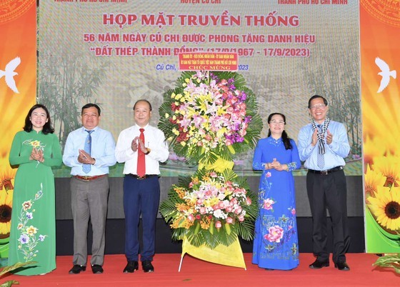 Chairman of the HCMC People’s Committee Phan Van Mai (R) and Chairwoman of the municipal People’s Council Nguyen Thi Le (2nd, R) attend the event. (Photo: SGGP)