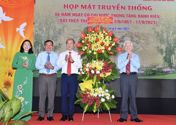 Former State President Nguyen Minh Triet (R) attends the ceremony. (Photo: SGGP)