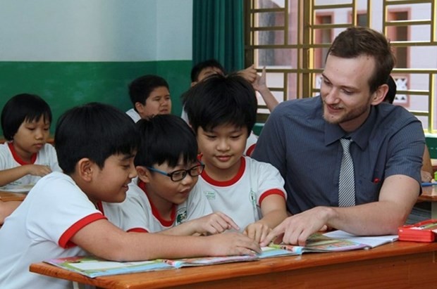 As per the new decree, at least 15 days before the starting date of a foreign worker's employment, an employer must submit a report to the Ministry of Labour, Invalids and Social Affairs or Departments of Labour, Invalids and Social Affairs of localities involved. (Illustrative photo - Source: tuoitre.vn)