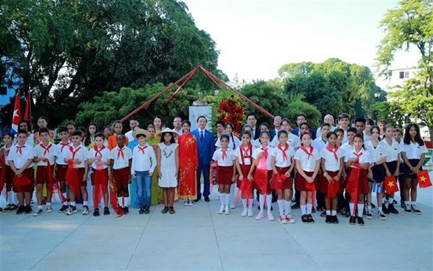 Deputy PM Tran Hong Ha and the Vietnamese delegation lay flowers at a park named after late Vietnamese President Ho Chi Minh. (Photo: VNA)