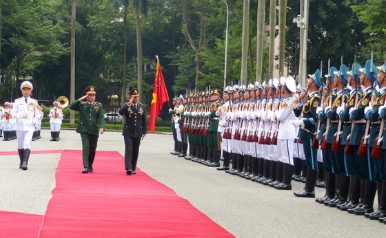 Senior Lieutenant General Nguyen Tan Cuong, Chief of the General Staff of the Vietnam People’s Army and Deputy Minister of National Defense (L) and Chief of Defence Forces of the Royal Thai Armed Forces General Chalermphon Srisawasdi review the honor guard of the Vietnam People's Army at the reception. (Photo: SGGP) Senior Lieutenant General Nguyen Tan Cuong, Chief of the General Staff of the Vietnam People’s Army and Deputy Minister of National Defense (L) and Chief of Defence Forces of the Royal Thai Armed Forces General Chalermphon Srisawasdi review the honor guard of the Vietnam People's Army at the reception. (Photo: SGGP)