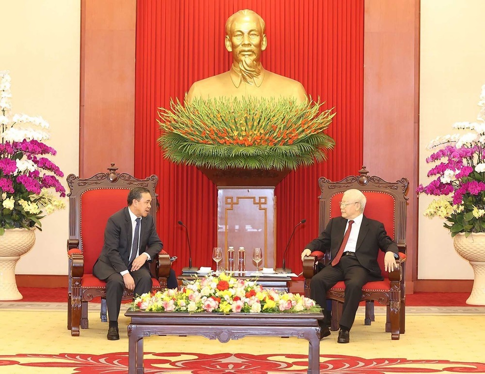 Party General Secretary Nguyen Phu Trong (R) receives outgoing Lao Ambassador to Vietnam Sengphet Houngboungnuang. (Photo: TTVXN)