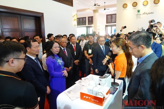 Delegates visit a display booth at the conference. (Photo: SGGP)