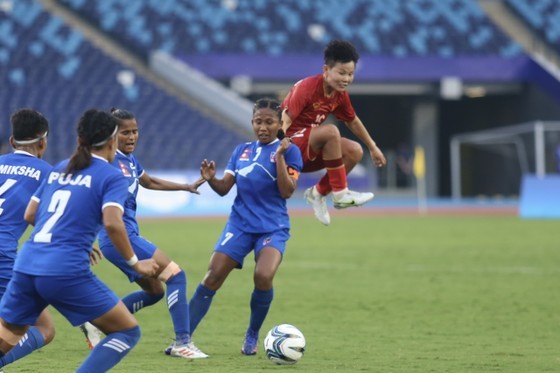 Player Bich Thuy (right) scores the second goal. (Photo: SGGP)