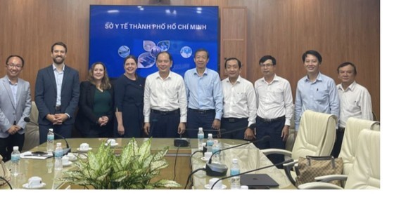 Director of the HCMC Department of Health, Associate Professor, Ph.D., Dr. Tang Chi Thuong (5th, L) receives a delegation of officials of the Healthcare UK at the Department of Business and Trade on September 23. (Photo: SGGP) Director of the HCMC Department of Health, Associate Professor, Ph.D., Dr. Tang Chi Thuong (5th, L) receives a delegation of officials of the Healthcare UK at the Department of Business and Trade on September 23. (Photo: SGGP)