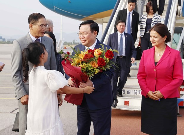 Vice President of the Bulgarian National Assembly Rositsa Kirova (R) welcomes National Assembly Chairman Vuong Dinh Hue at the Sofia International Airport. (Photo:VNA)