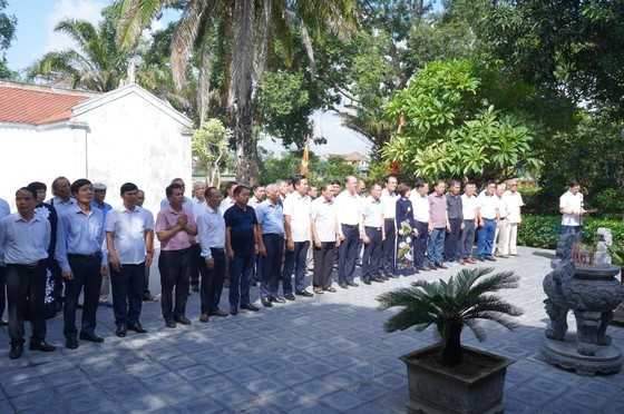 Leaders offer incense to pay tribute to the great poet for his great contribution to the Vietnamese literature. (Photo: SGGP)