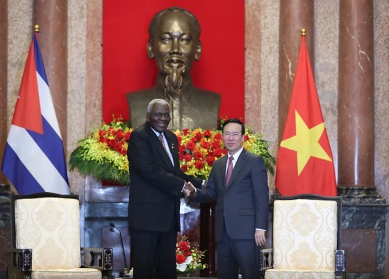 State President Vo Van Thuong (R) receives Chairman of the National Assembly of People's Power of Cuba Esteban Lazo Hernandez at the Presidential Palace in Hanoi on September 25. (Photo: SGGP)