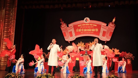 A performance to commemorate the anniversary of the ancestor of the stage in Hanoi (Photo: SGGP)