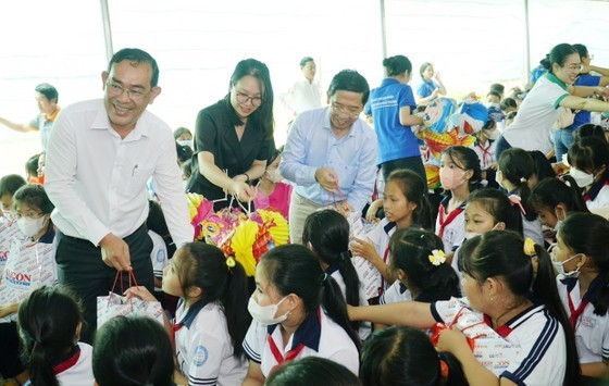 Delegates present mid-autumn festival gifts to students. (Photo: SGGP)