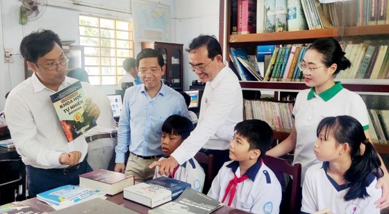 Students enjoy the new well-equipped library. (Photo: SGGP)