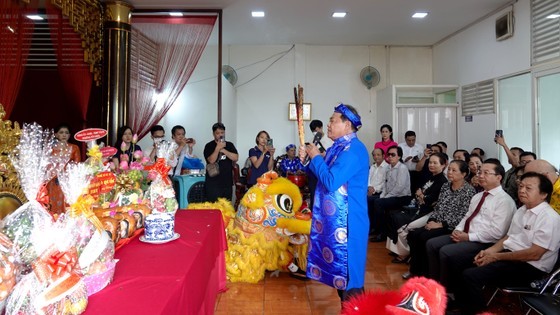 Meritorious Artist Huu Danh offers incense to pay tribute to the ancestor of Cai Luong (southern traditional opera) and stage at the traditional theater house in HCMC. (Photo: SGGP)