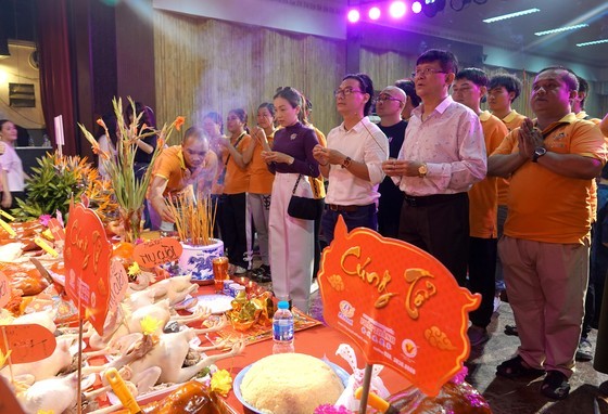 HCMC's leaders and artists offer incense to pay tribute to the ancestor of Cai Luong (southern traditional opera) and stage. (Photo: SGGP)