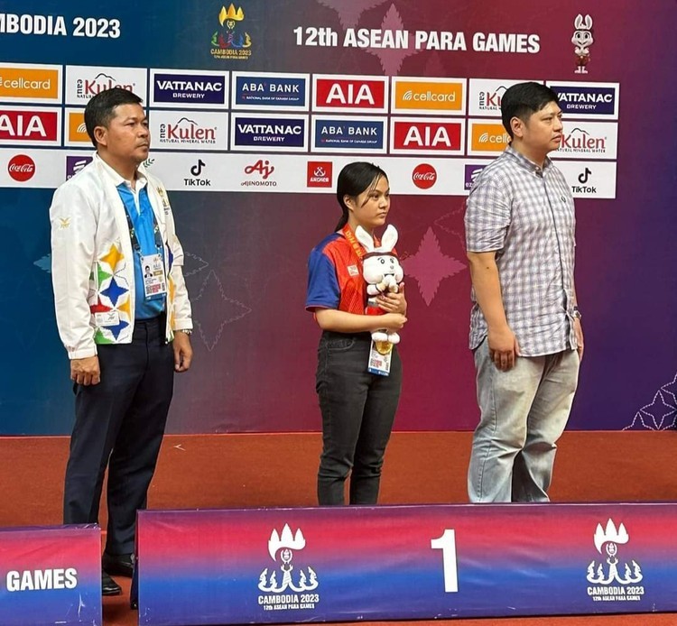 Nguyen Thi Hong receives a gold medal at the 12th ASEAN Para Games.