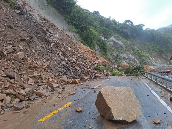 Soil and stones spill out onto the road. (Photo: SGGP)