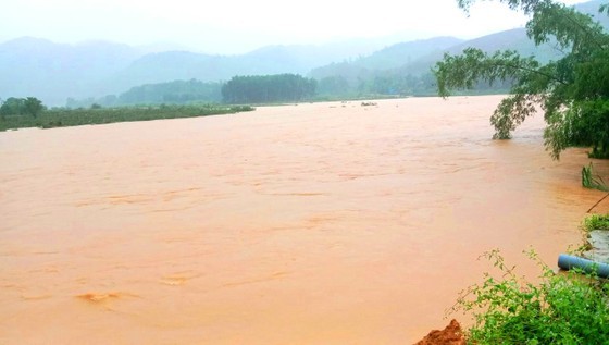 A bridge crossing the Ngan Sau River in Rao Tre mountainous village in Huong Lien Commune of Huong Khe District, Ha Tinh Province is submerged in floodwaters. (Photo: SGGP)